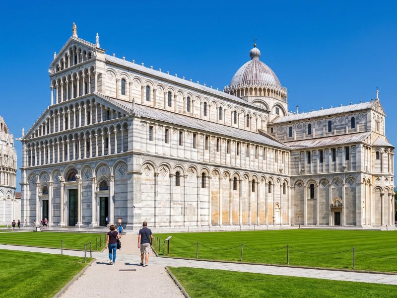 De scheve toren en de kathedraal op de Piazza dei Miracoli in Pisa, een dagtocht vanuit Livorno
