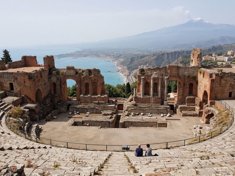 Het antieke theater van Taormina met de zee en de Etna aan de horizon