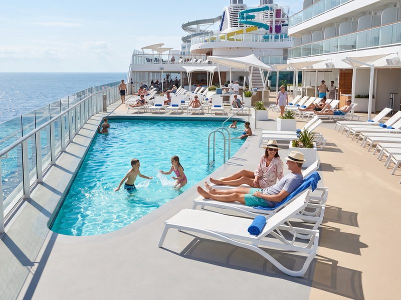 Een gezin ontspant bij het zwembad op het zonnige dek van een modern cruiseschip op een zeedag